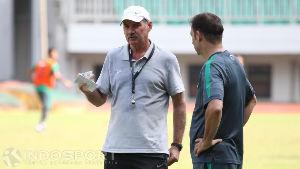 Pelatih Timnas Indonesia, Alfred Riedl (kiri) berdiskusi dengan asistennya Wolfgang Pikal.